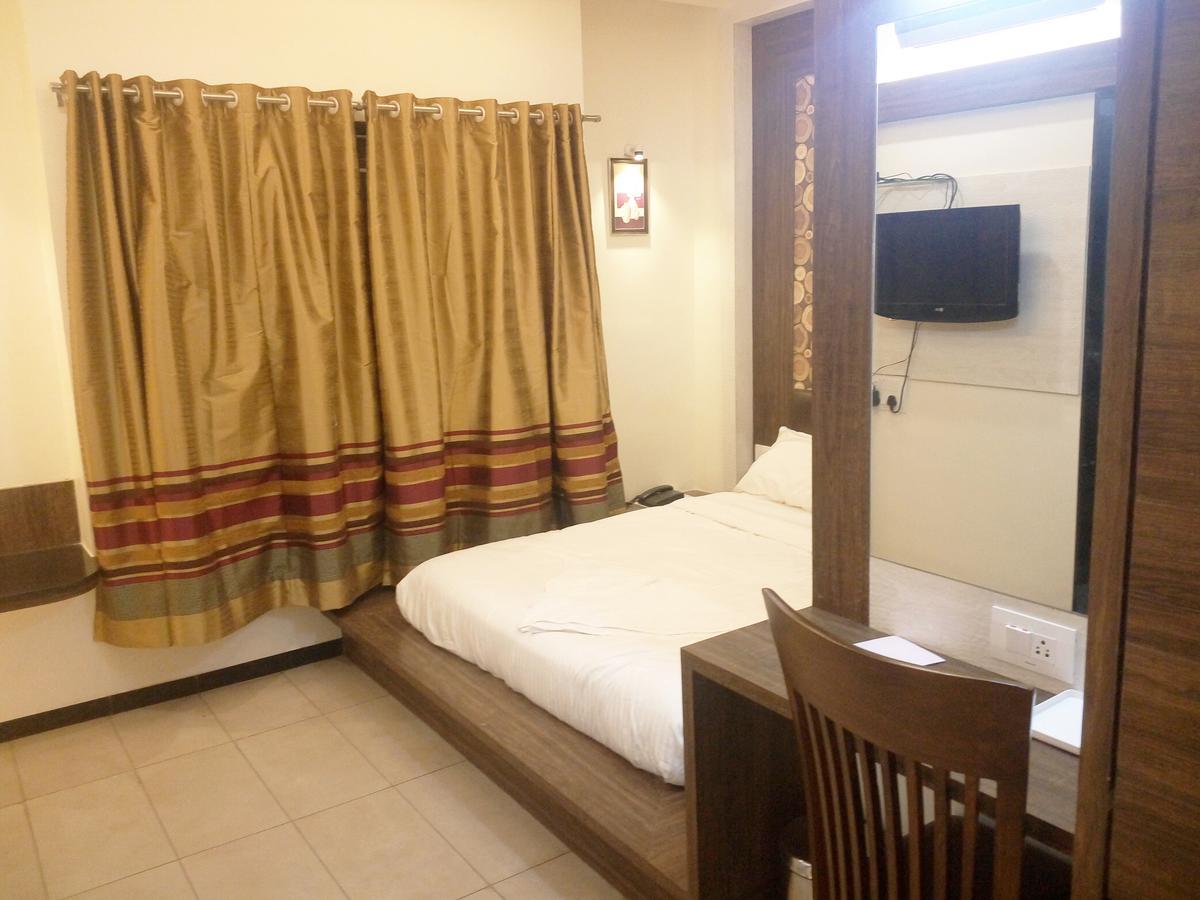 Hotel Pushpak Park Osmanabad Eksteriør bilde