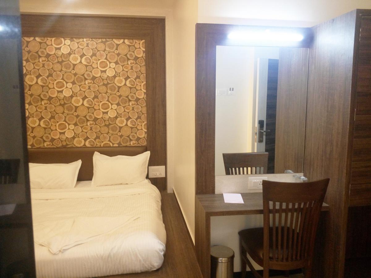 Hotel Pushpak Park Osmanabad Eksteriør bilde