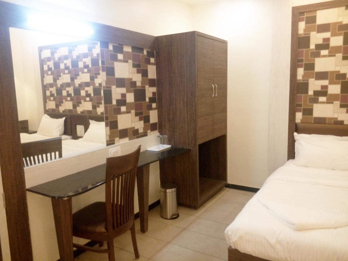 Hotel Pushpak Park Osmanabad Eksteriør bilde